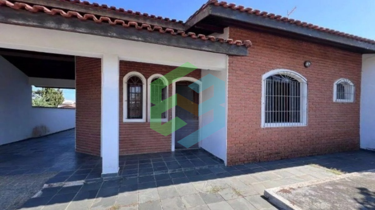 Casa de 3 dorm (1 suíte), piscina e churrasqueira, próximo a praia