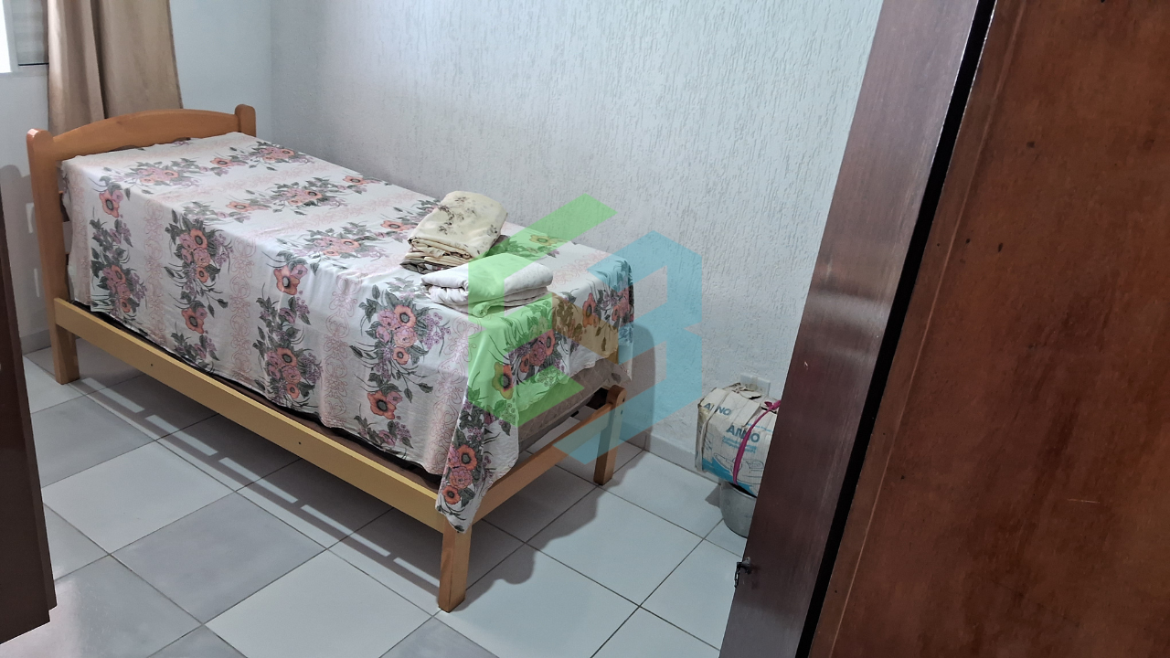 Casa térrea 2 dorm (3º reversível), quintal gigante com piscina