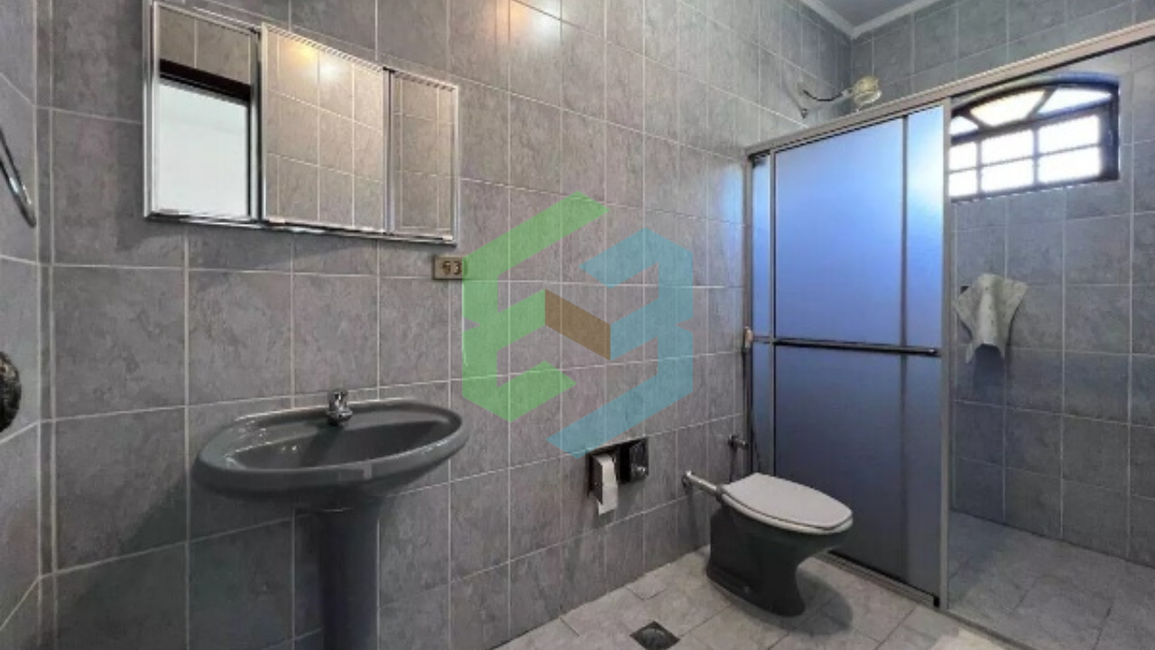 Casa de 3 dorm (1 suíte), piscina e churrasqueira, próximo a praia