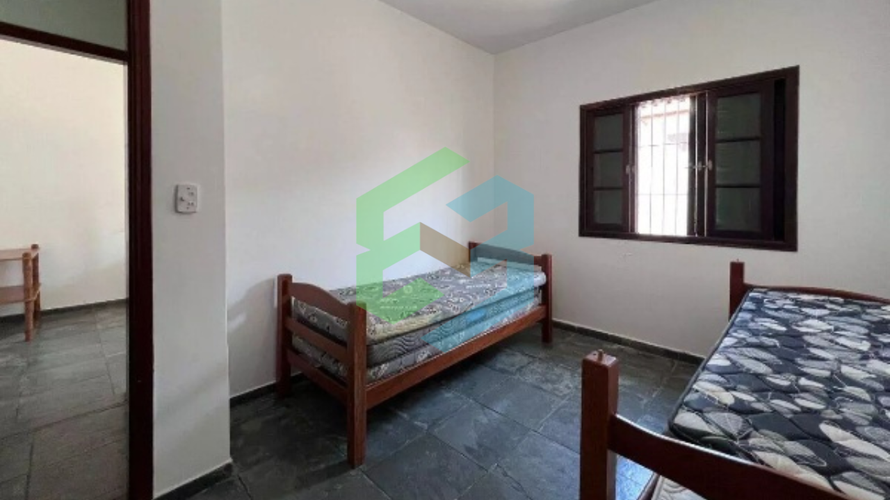 Casa de 3 dorm (1 suíte), piscina e churrasqueira, próximo a praia