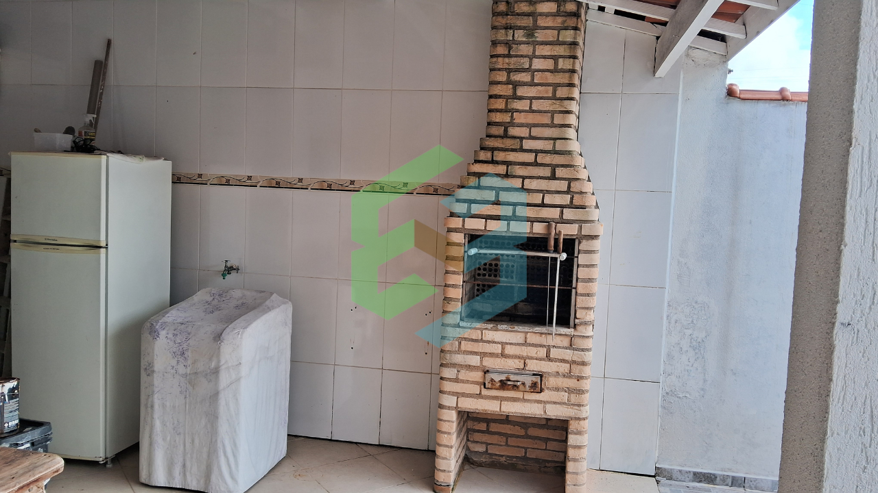 Casa térrea 2 dorm (3º reversível), quintal gigante com piscina