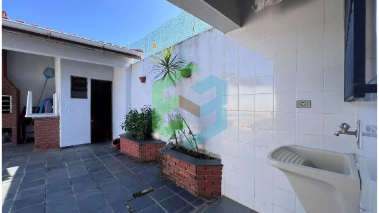 Casa de 3 dorm (1 suíte), piscina e churrasqueira, próximo a praia