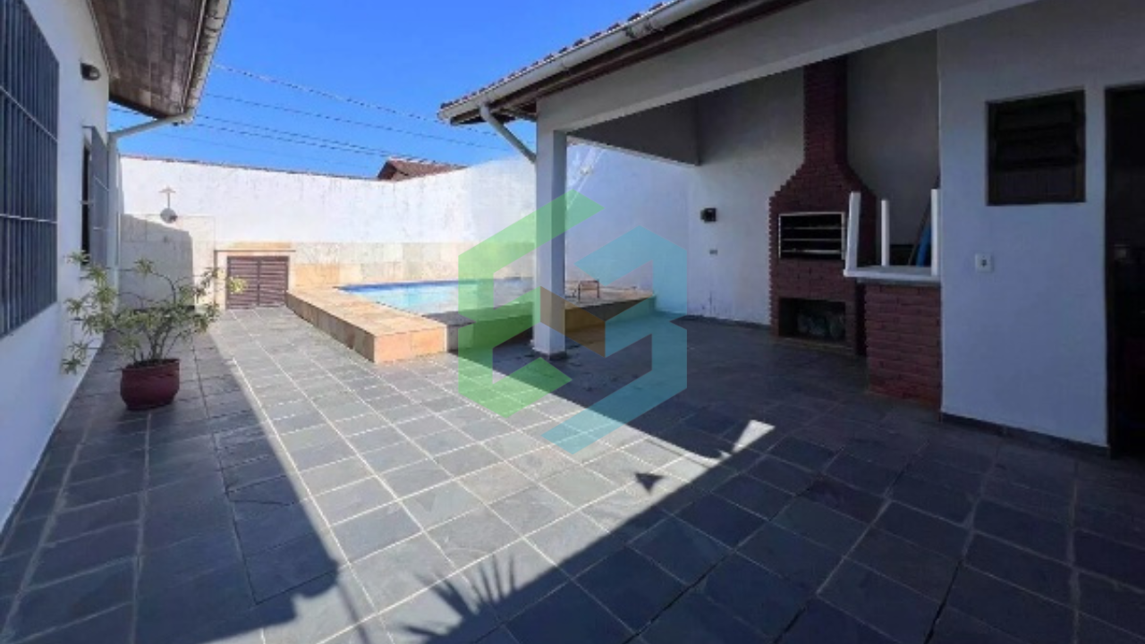 Casa de 3 dorm (1 suíte), piscina e churrasqueira, próximo a praia