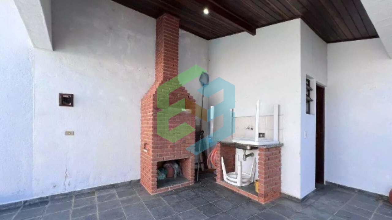 Casa de 3 dorm (1 suíte), piscina e churrasqueira, próximo a praia