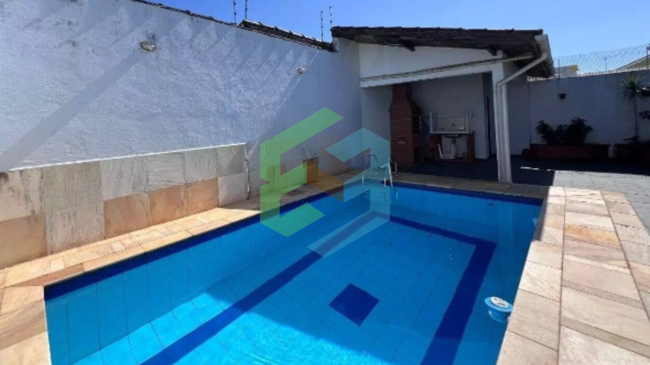 Casa de 3 dorm (1 suíte), piscina e churrasqueira, próximo a praia