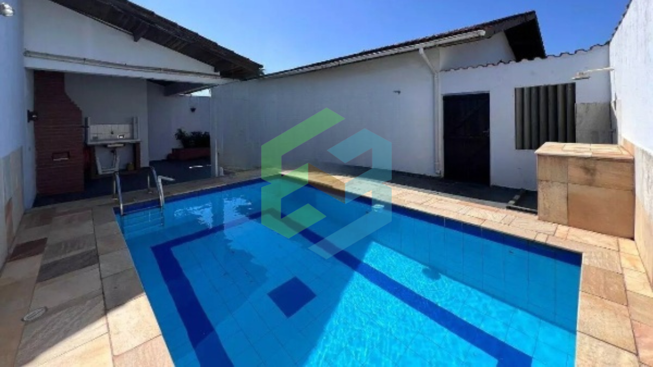 Casa de 3 dorm (1 suíte), piscina e churrasqueira, próximo a praia