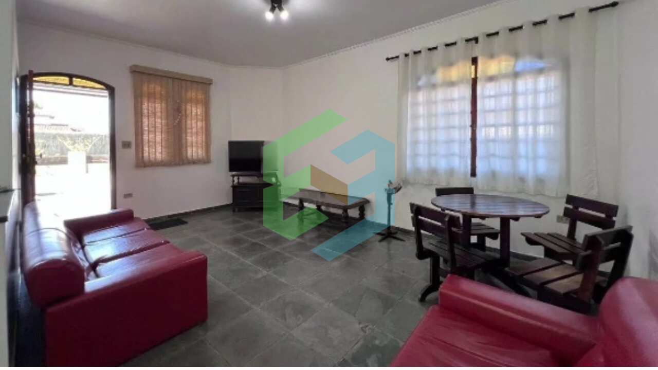 Casa de 3 dorm (1 suíte), piscina e churrasqueira, próximo a praia