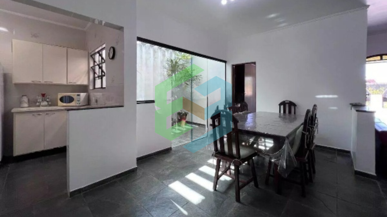 Casa de 3 dorm (1 suíte), piscina e churrasqueira, próximo a praia