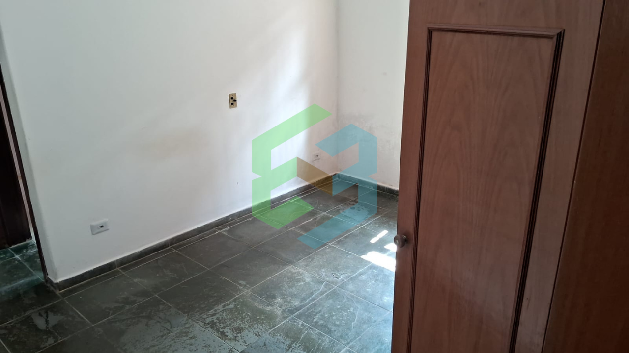 Casa de 3 dorm (1suíte), sala ampla,edícula em rua sem saída
