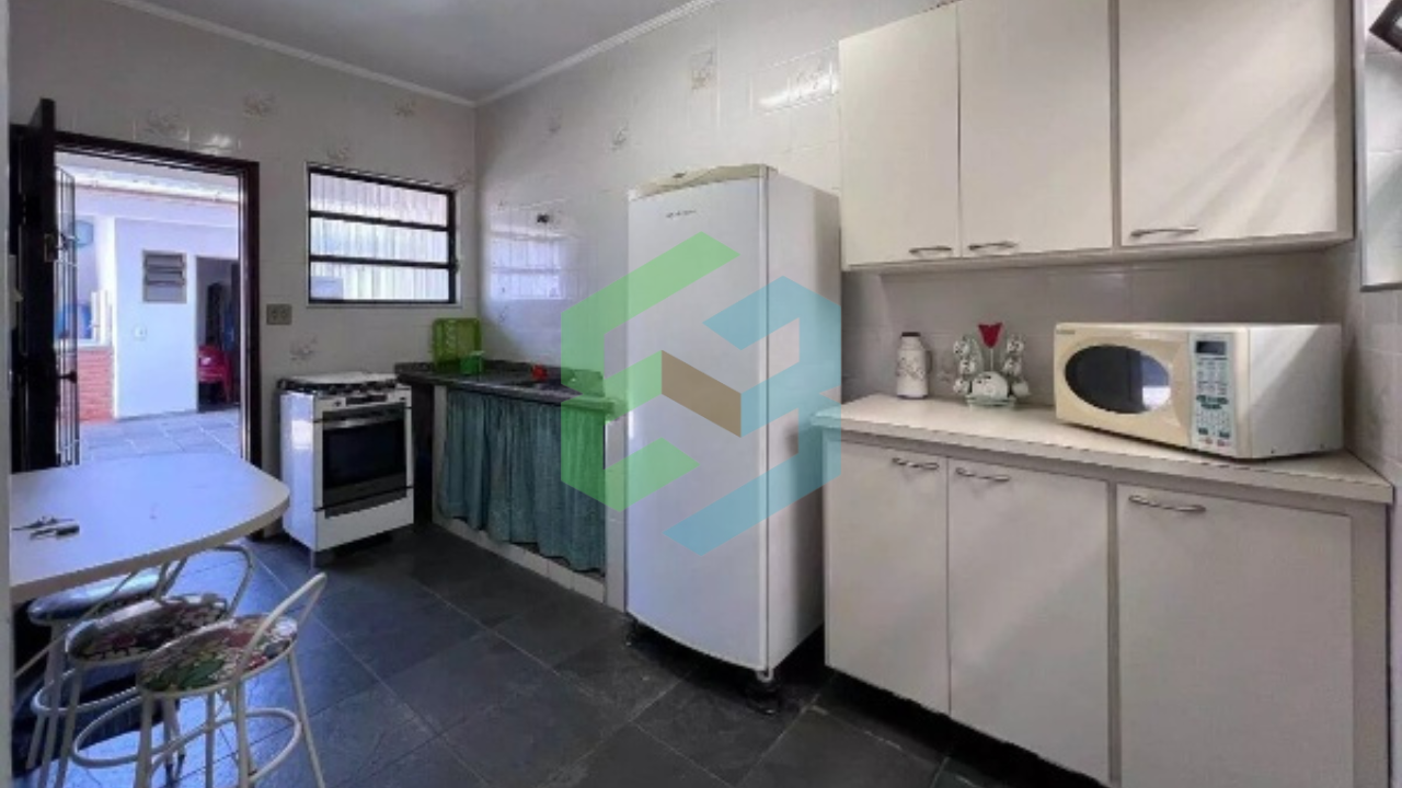 Casa de 3 dorm (1 suíte), piscina e churrasqueira, próximo a praia