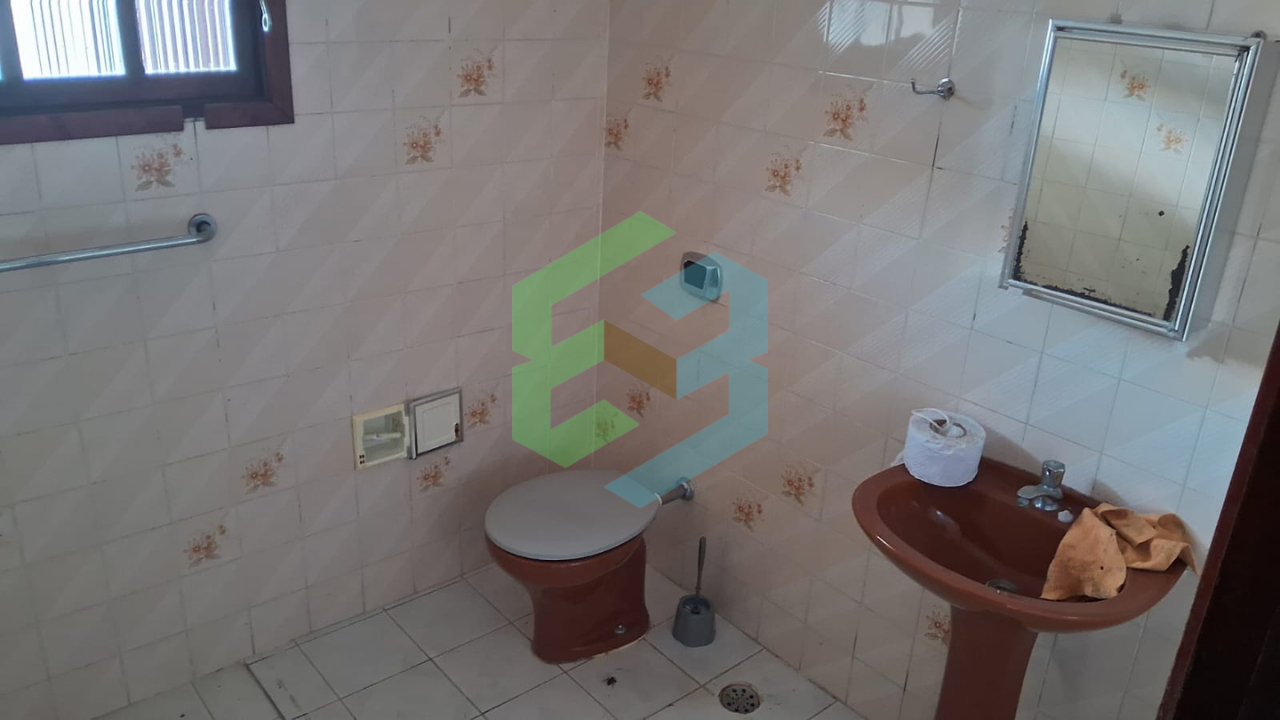 Casa de 3 dorm (1suíte), sala ampla,edícula em rua sem saída