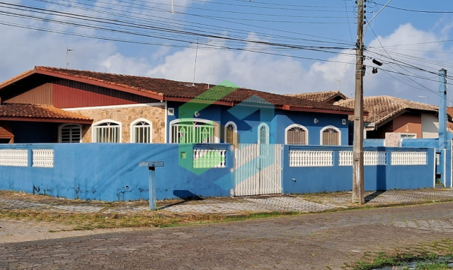 Casa de lote inteiro, 3 dorm (1 suíte), 4 vagas, churrasqueira coberta