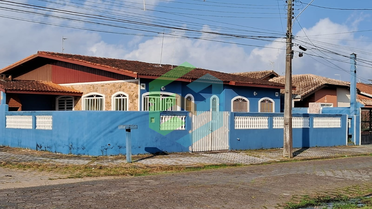 Casa de lote inteiro, 3 dorm (1 suíte), 4 vagas, churrasqueira coberta