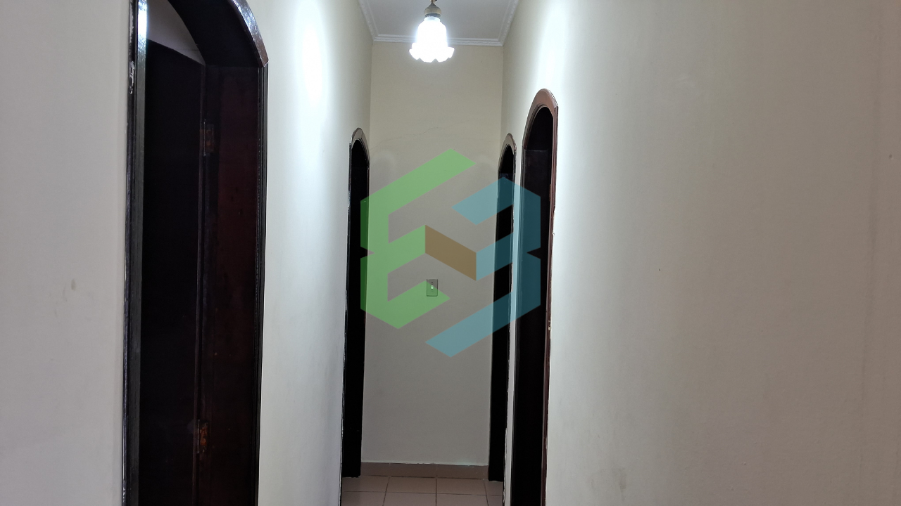 Casa de lote inteiro, 3 dorm (1 suíte), 4 vagas, churrasqueira coberta