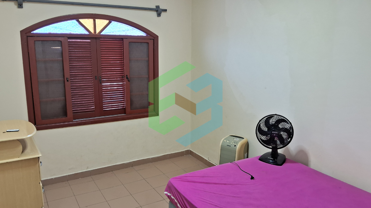 Casa de lote inteiro, 3 dorm (1 suíte), 4 vagas, churrasqueira coberta