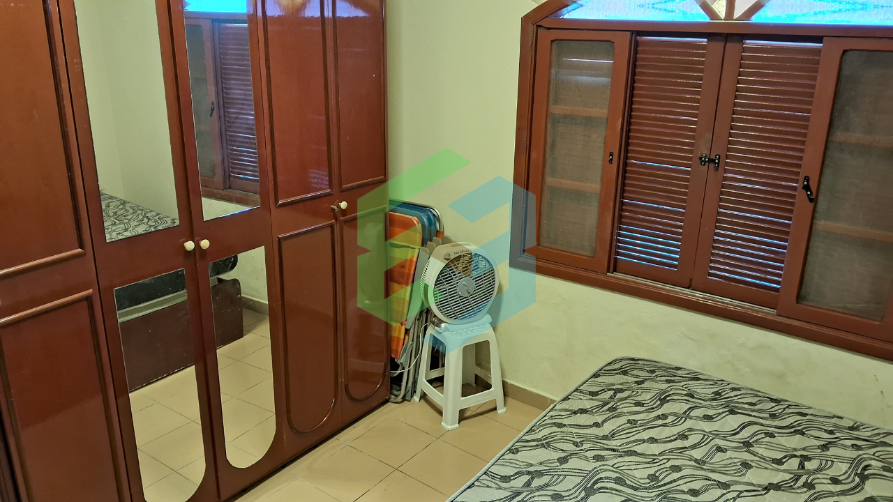 Casa de lote inteiro, 3 dorm (1 suíte), 4 vagas, churrasqueira coberta