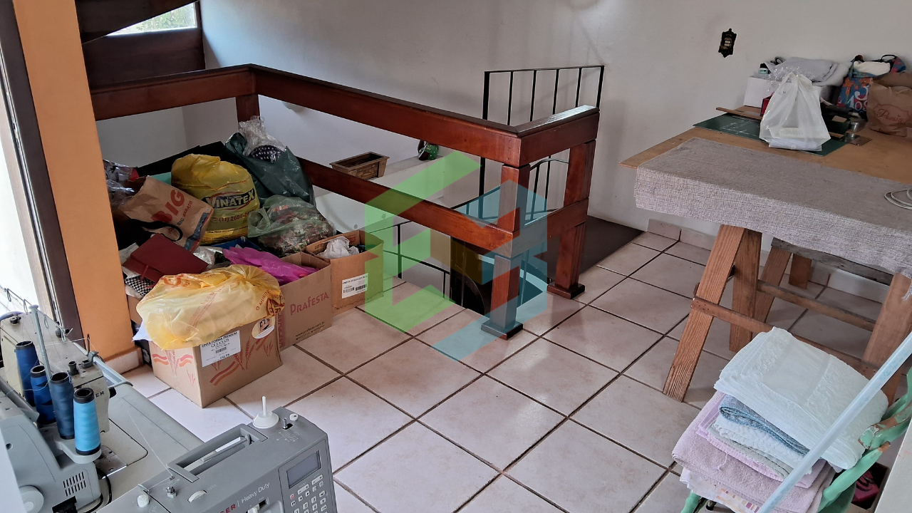 Casa geminada 3 dorm (1 suíte com sacada), 2 vagas e piscina