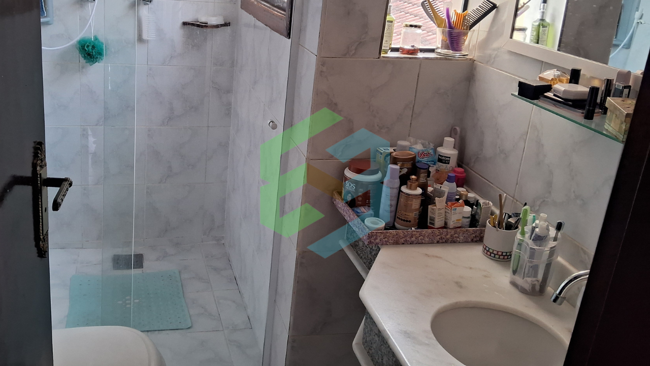 Casa geminada 3 dorm (1 suíte com sacada), 2 vagas e piscina