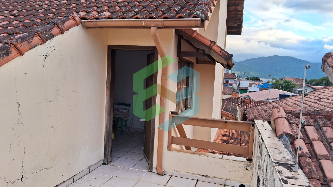 Casa geminada 3 dorm (1 suíte com sacada), 2 vagas e piscina