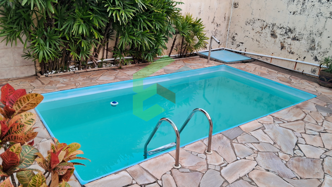 Casa geminada 3 dorm (1 suíte com sacada), 2 vagas e piscina