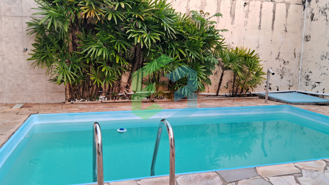 Casa geminada 3 dorm (1 suíte com sacada), 2 vagas e piscina