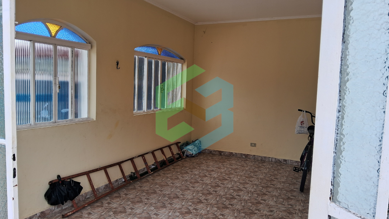 Casa de lote inteiro, 3 dorm (1 suíte), 4 vagas, churrasqueira coberta