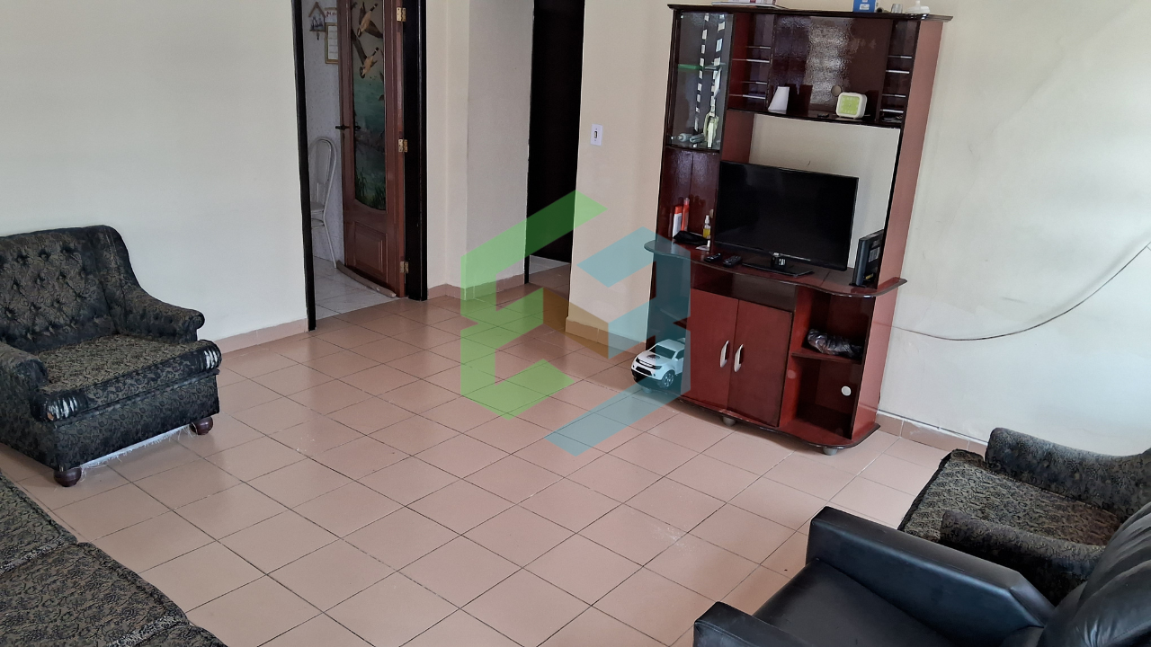 Casa de lote inteiro, 3 dorm (1 suíte), 4 vagas, churrasqueira coberta