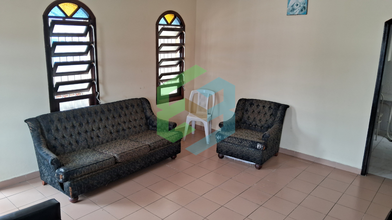 Casa de lote inteiro, 3 dorm (1 suíte), 4 vagas, churrasqueira coberta