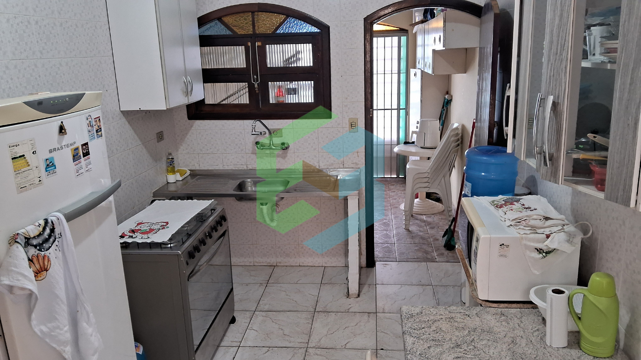 Casa de lote inteiro, 3 dorm (1 suíte), 4 vagas, churrasqueira coberta