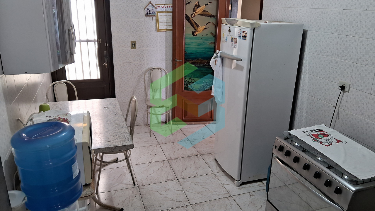 Casa de lote inteiro, 3 dorm (1 suíte), 4 vagas, churrasqueira coberta