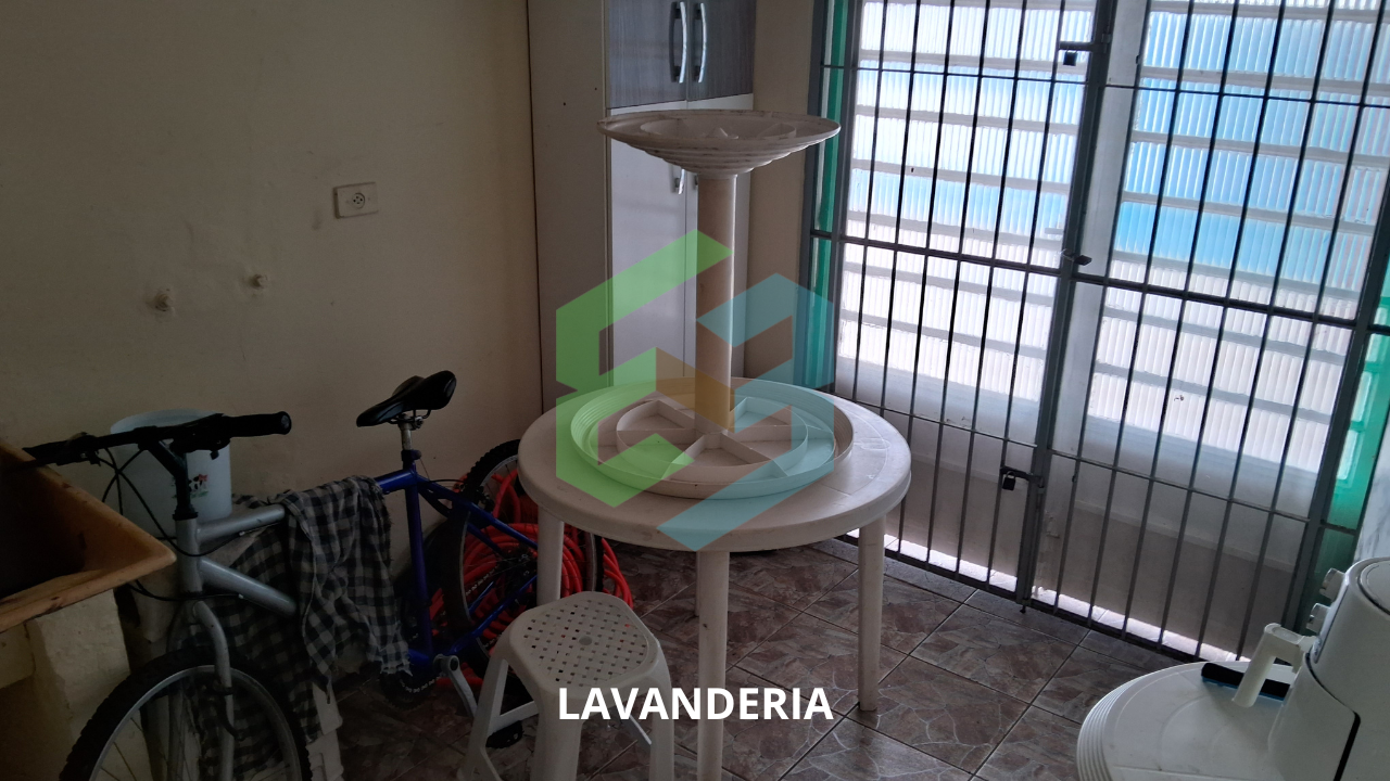 Casa de lote inteiro, 3 dorm (1 suíte), 4 vagas, churrasqueira coberta