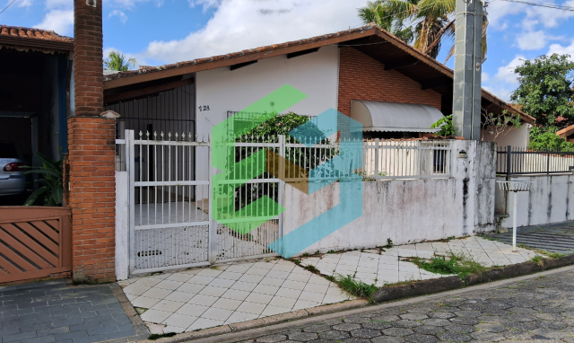 Casa térrea ampla, 4 dorm bem localizada e próxima da praia