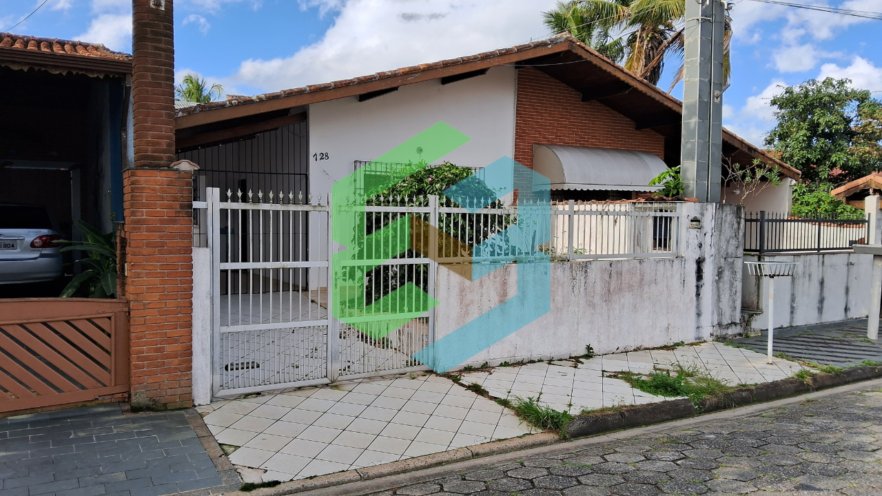 Casa térrea ampla, 4 dorm bem localizada e próxima da praia