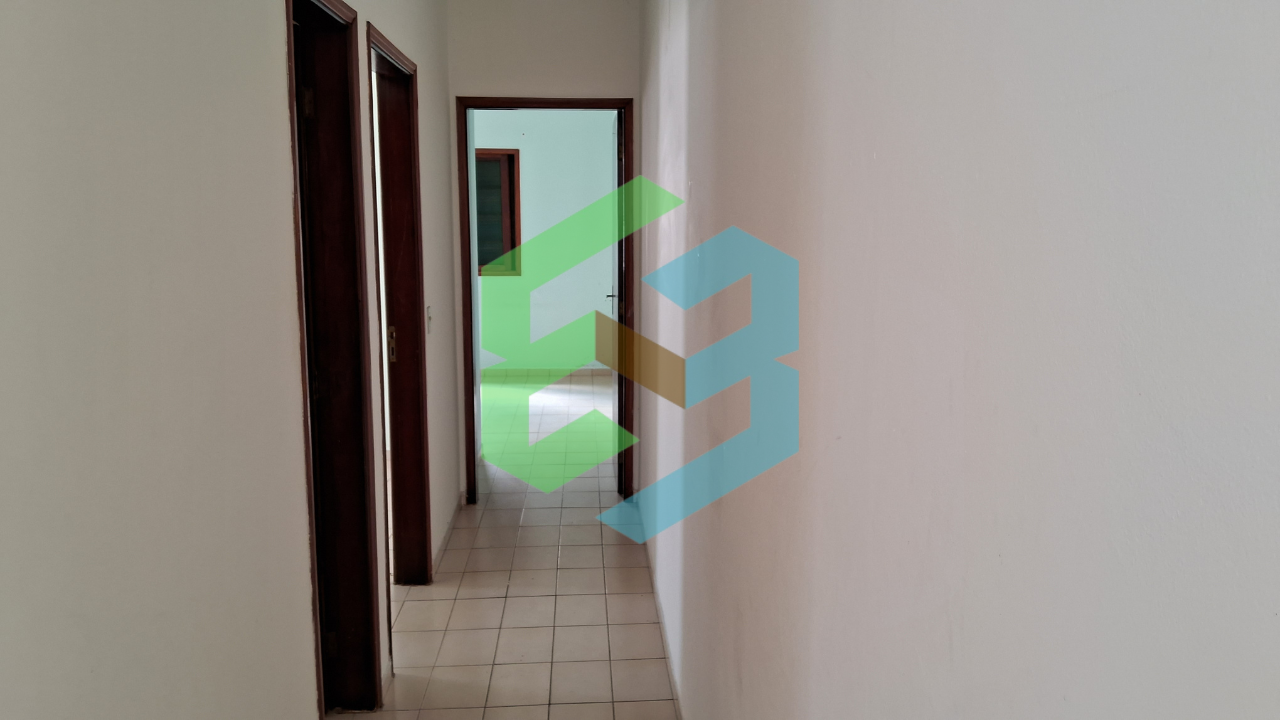 Casa térrea ampla, 4 dorm bem localizada e próxima da praia