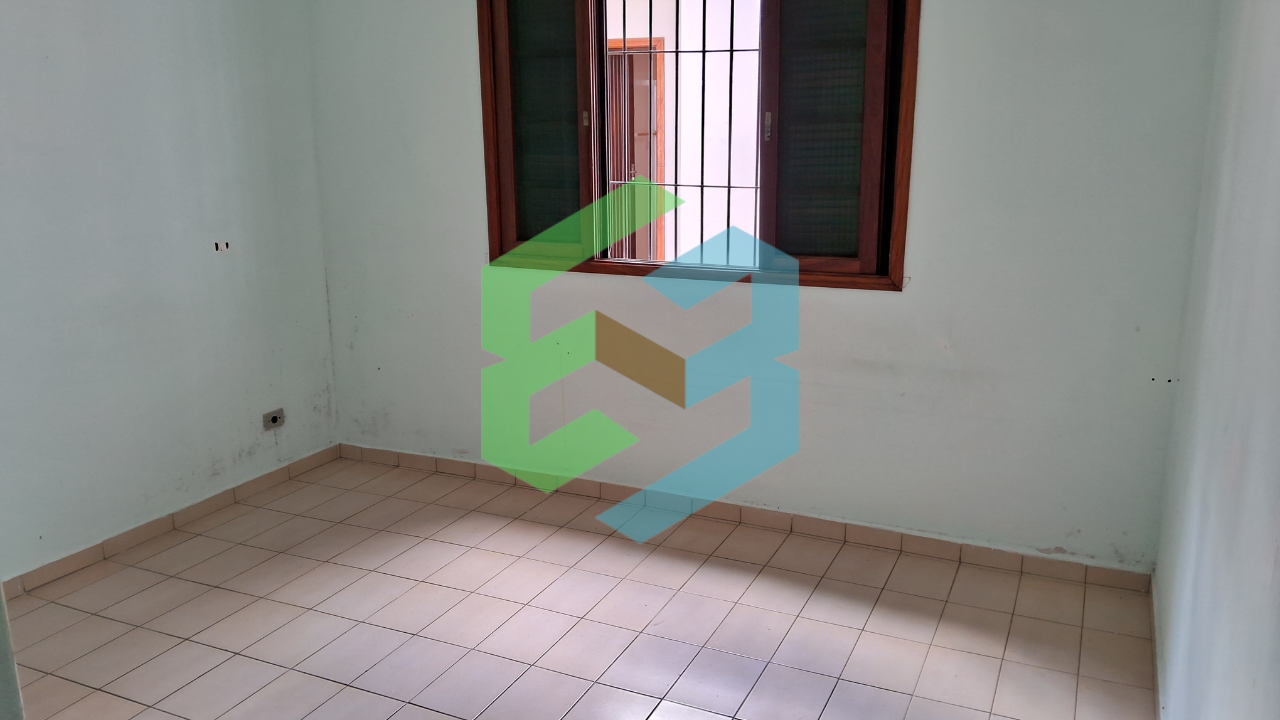 Casa térrea ampla, 4 dorm bem localizada e próxima da praia