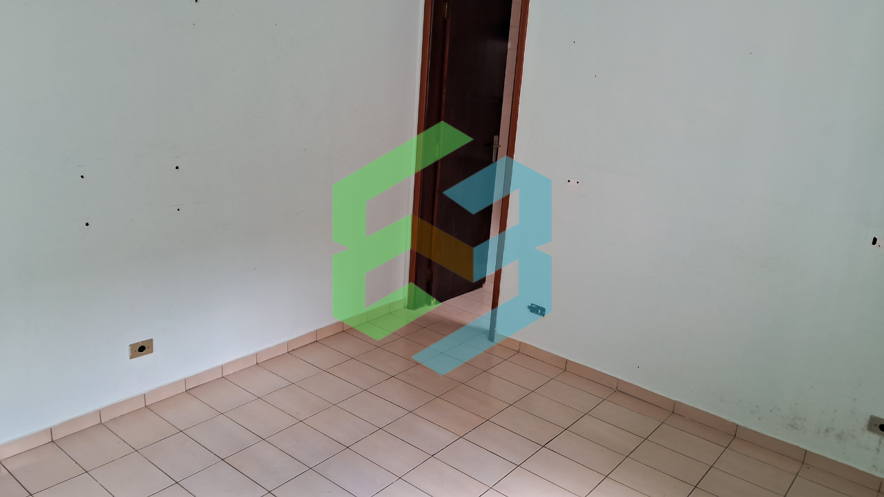 Casa térrea ampla, 4 dorm bem localizada e próxima da praia