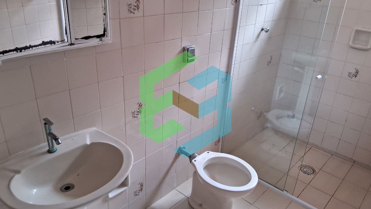 Casa térrea ampla, 4 dorm bem localizada e próxima da praia