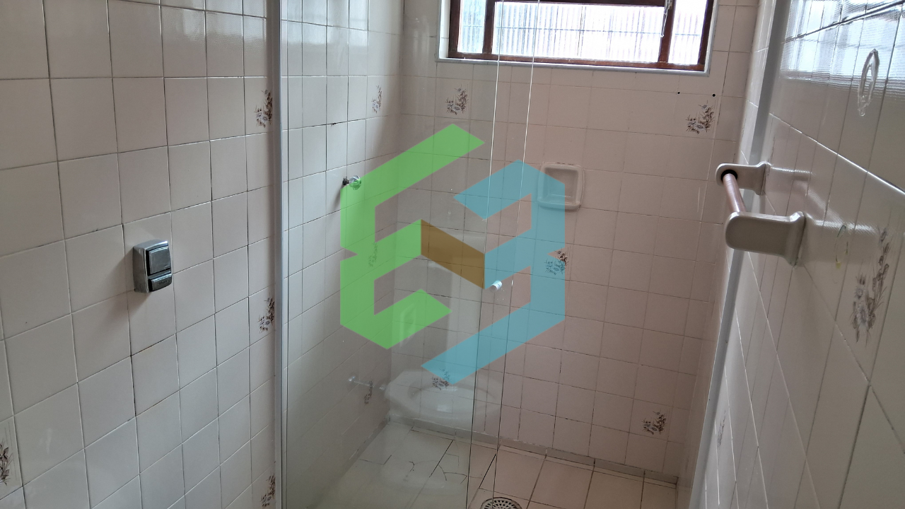 Casa térrea ampla, 4 dorm bem localizada e próxima da praia