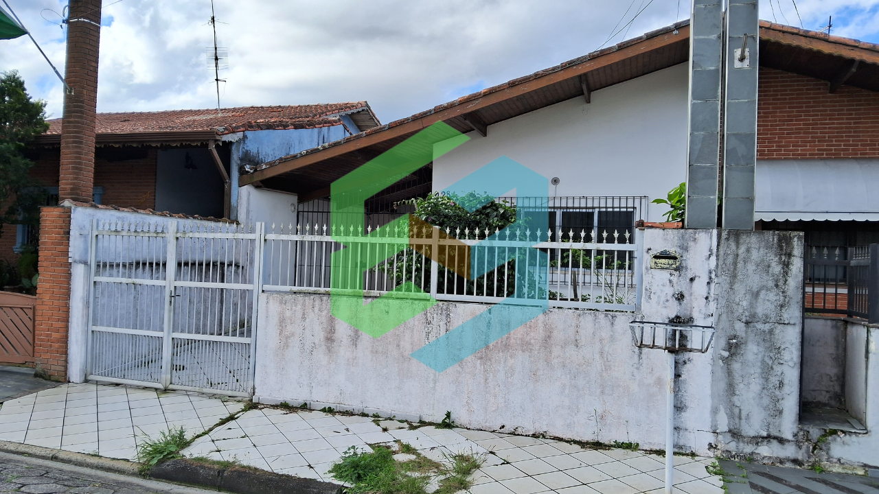 Casa térrea ampla, 4 dorm bem localizada e próxima da praia