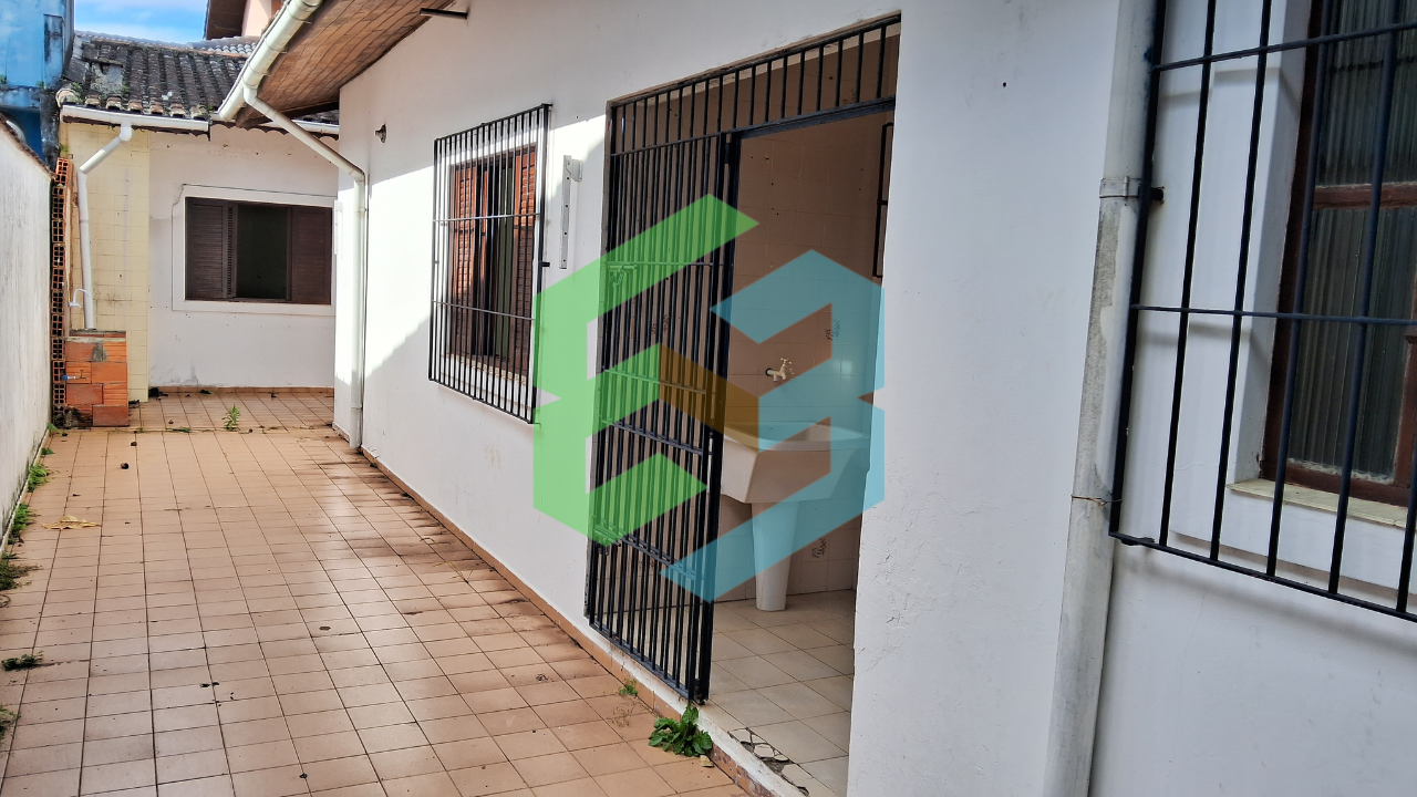 Casa térrea ampla, 4 dorm bem localizada e próxima da praia