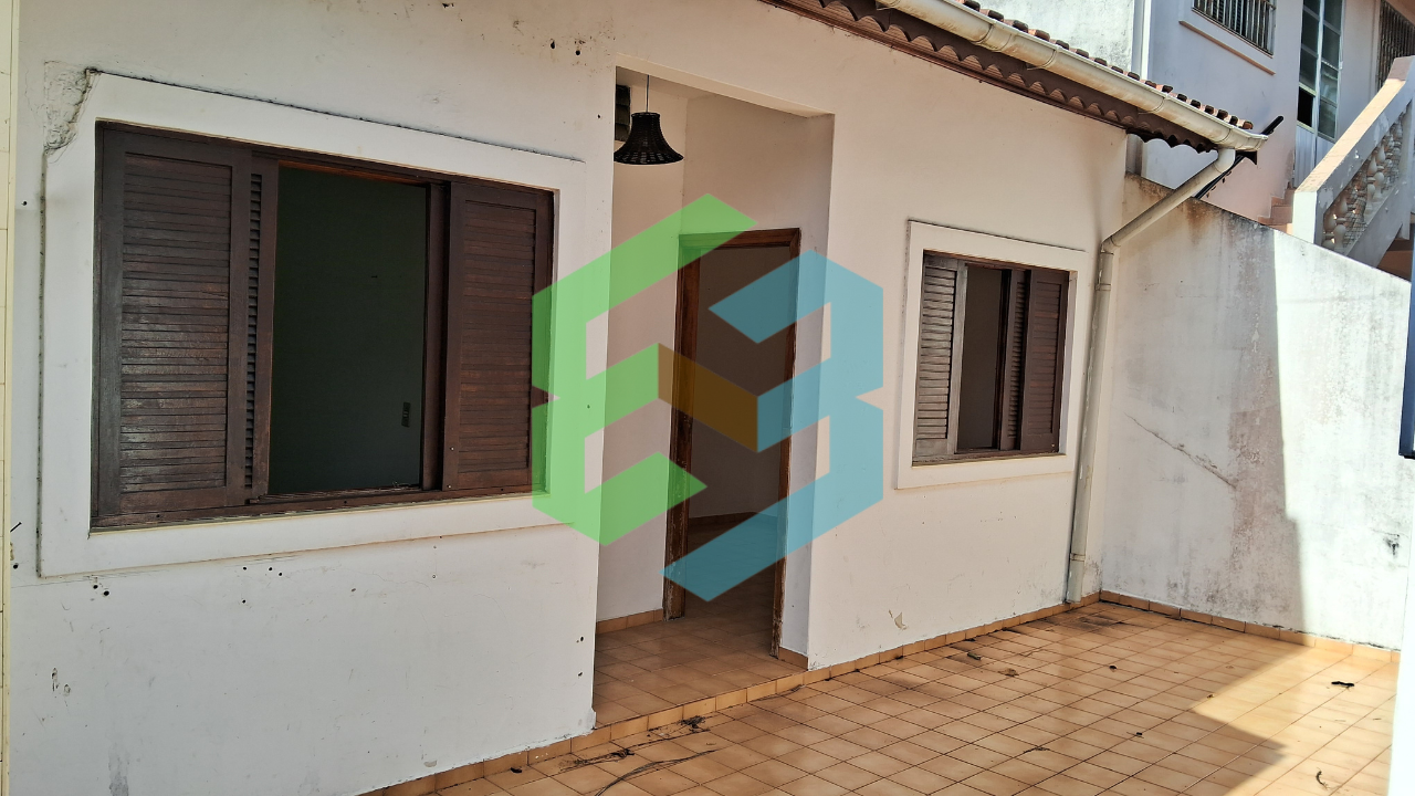 Casa térrea ampla, 4 dorm bem localizada e próxima da praia