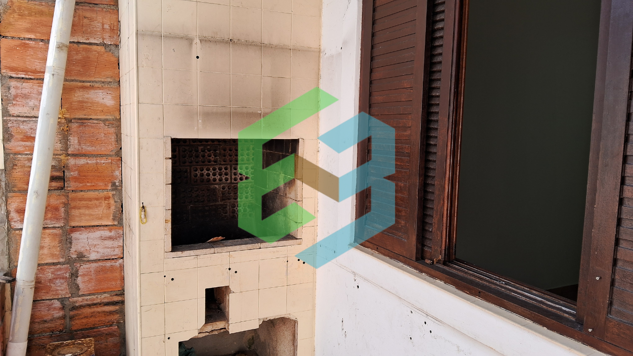 Casa térrea ampla, 4 dorm bem localizada e próxima da praia