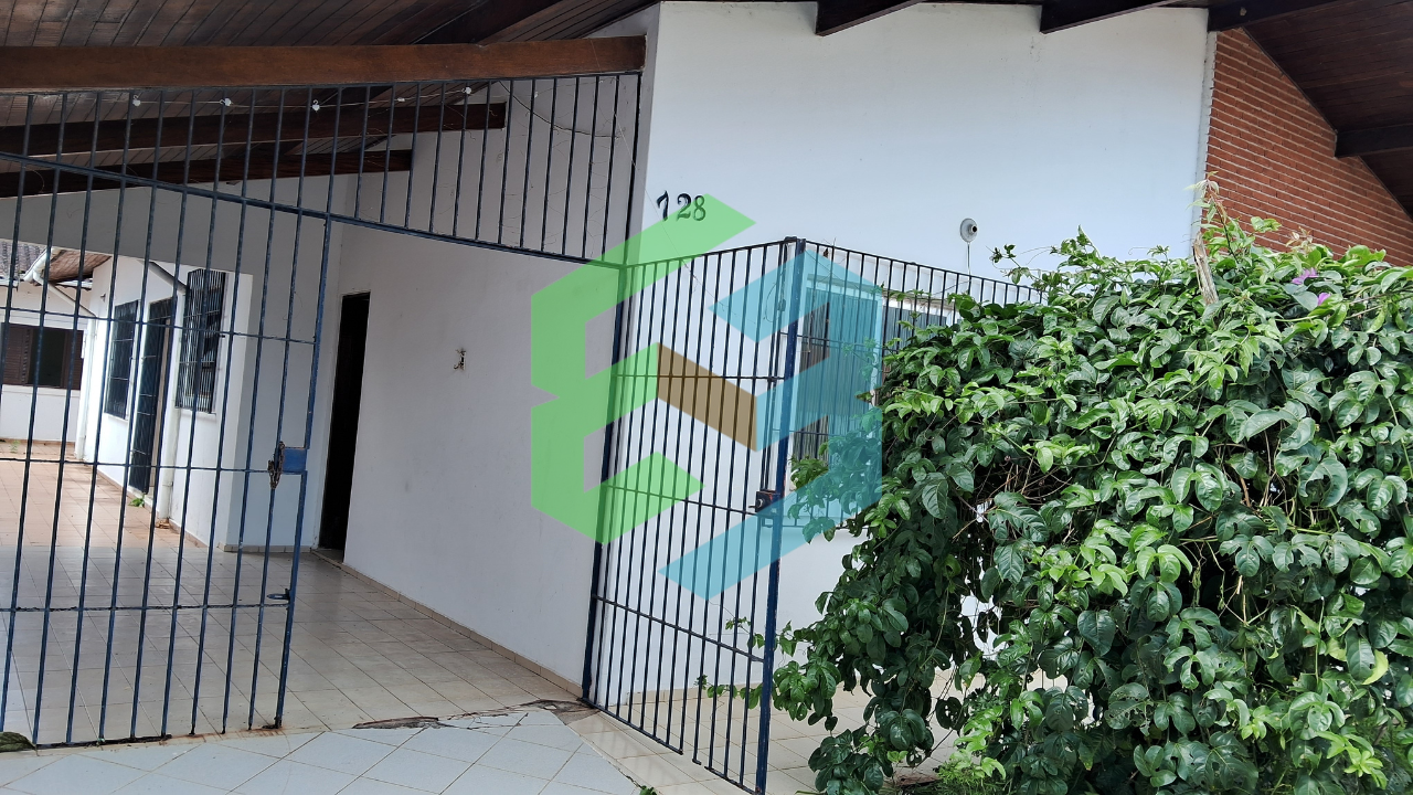 Casa térrea ampla, 4 dorm bem localizada e próxima da praia