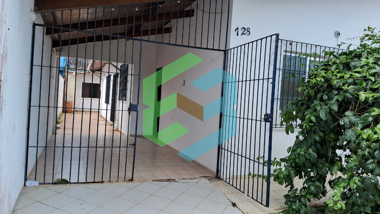 Casa térrea ampla, 4 dorm bem localizada e próxima da praia