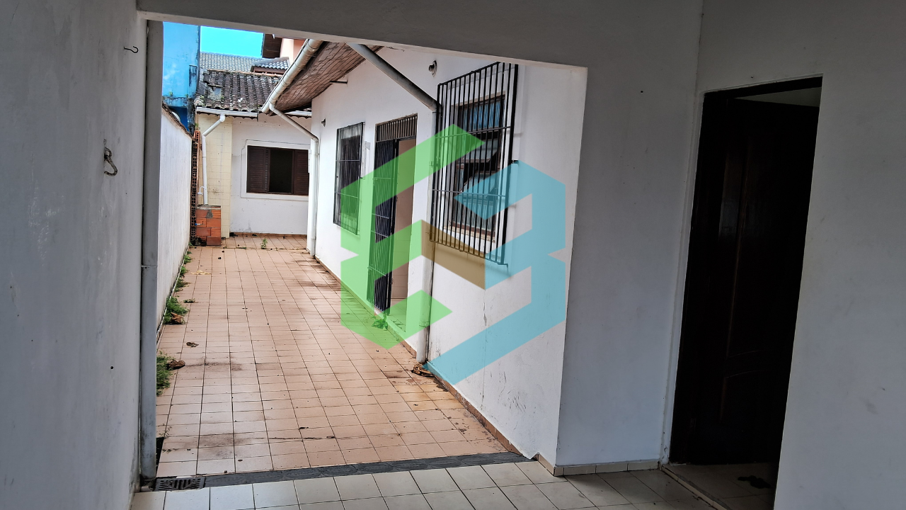 Casa térrea ampla, 4 dorm bem localizada e próxima da praia