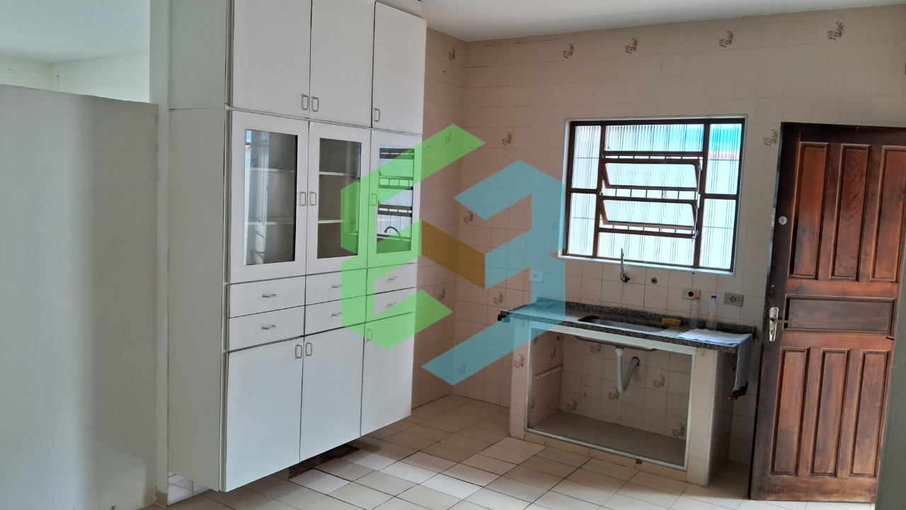 Casa térrea ampla, 4 dorm bem localizada e próxima da praia