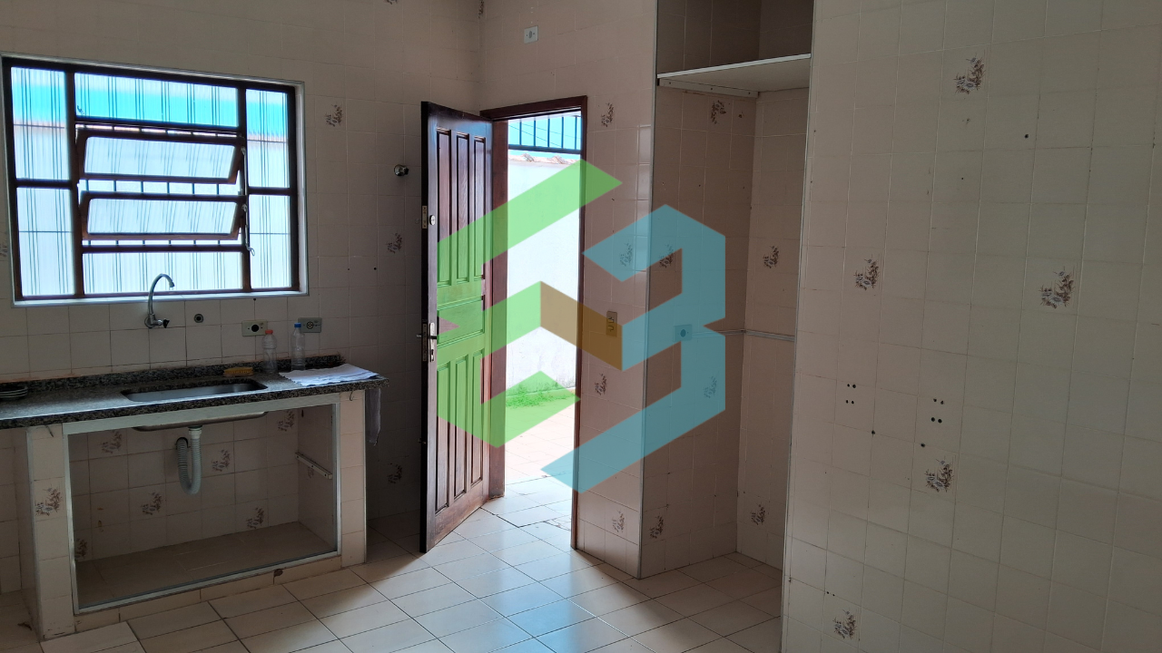 Casa térrea ampla, 4 dorm bem localizada e próxima da praia