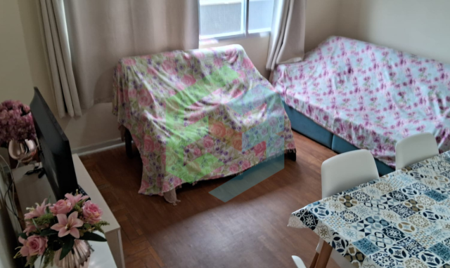 Apartamento grande de 1 Dormitório no CORAÇÃO do Centro, a 350m da Praia!