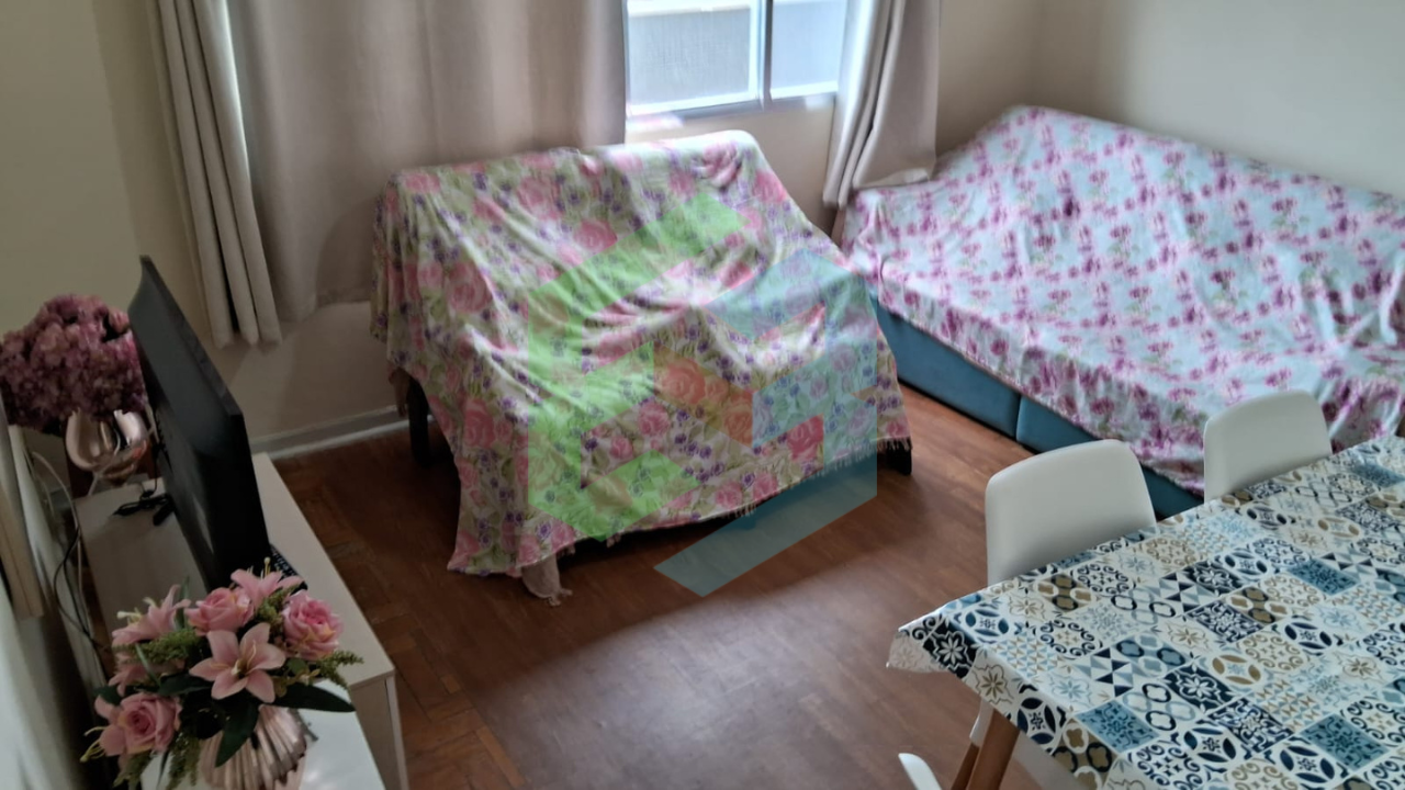 Apartamento grande de 1 Dormitório no CORAÇÃO do Centro, a 350m da Praia!