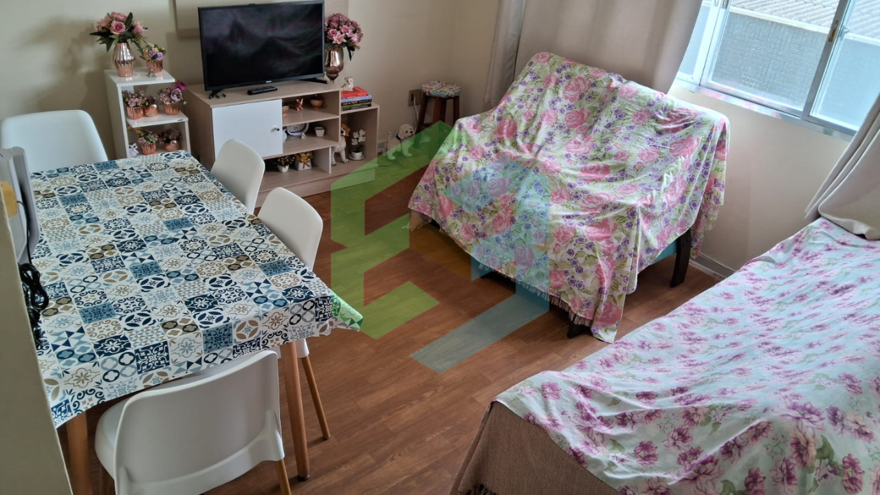 Apartamento grande de 1 Dormitório no CORAÇÃO do Centro, a 350m da Praia!